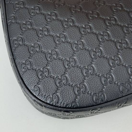 Replica Gucci 820453 Borsa a tracolla media GG Emblem Nero Riproduzione Fedele Gucci 820453 Borsa a tracolla media GG Emblem Nero imitazioni