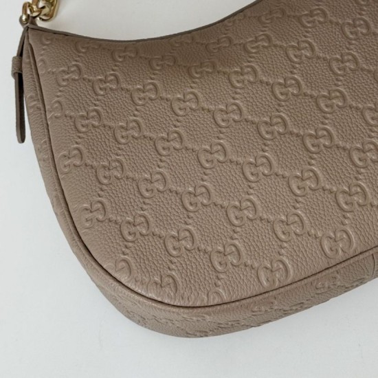 Replica Gucci 820453 GG Emblem borsa a tracolla media Talpa Riproduzione Fedele Gucci 820453 GG Emblem borsa a tracolla media Talpa imitazioni