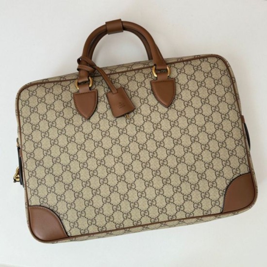 Replica Gucci 821149 Borsa a tracolla media GG Emblem Marrone Riproduzione Fedele Gucci 821149 Borsa a tracolla media GG Emblem Marrone imitazioni