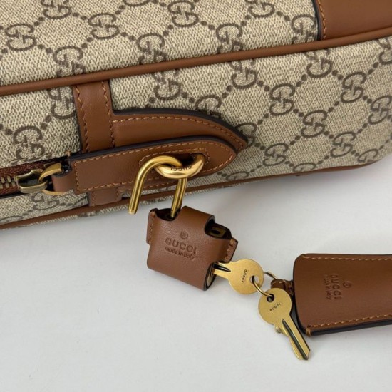 Replica Gucci 821149 Borsa a tracolla media GG Emblem Marrone Riproduzione Fedele Gucci 821149 Borsa a tracolla media GG Emblem Marrone imitazioni