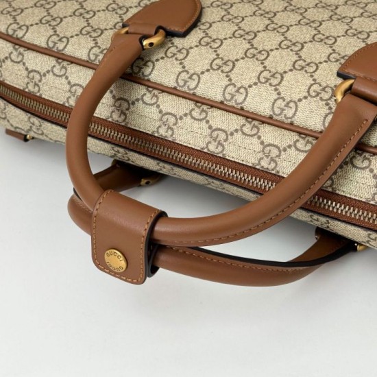 Replica Gucci 821149 Borsa a tracolla media GG Emblem Marrone Riproduzione Fedele Gucci 821149 Borsa a tracolla media GG Emblem Marrone imitazioni