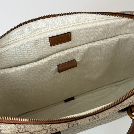 Replica Gucci 821149 Borsa a tracolla media GG Emblem Marrone Riproduzione Fedele Gucci 821149 Borsa a tracolla media GG Emblem Marrone imitazioni