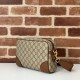 Replica Gucci 821155 GG Emblem piccola borsa a tracolla Marrone Riproduzione Fedele Gucci 821155 GG Emblem piccola borsa a tracolla Marrone imitazioni