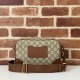 Replica Gucci 821155 GG Emblem piccola borsa a tracolla Marrone Riproduzione Fedele Gucci 821155 GG Emblem piccola borsa a tracolla Marrone imitazioni
