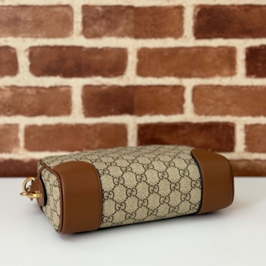 Replica Gucci 821155 GG Emblem piccola borsa a tracolla Marrone Riproduzione Fedele Gucci 821155 GG Emblem piccola borsa a tracolla Marrone imitazioni