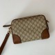Replica Gucci 821155 GG Emblem piccola borsa a tracolla Marrone Riproduzione Fedele Gucci 821155 GG Emblem piccola borsa a tracolla Marrone imitazioni