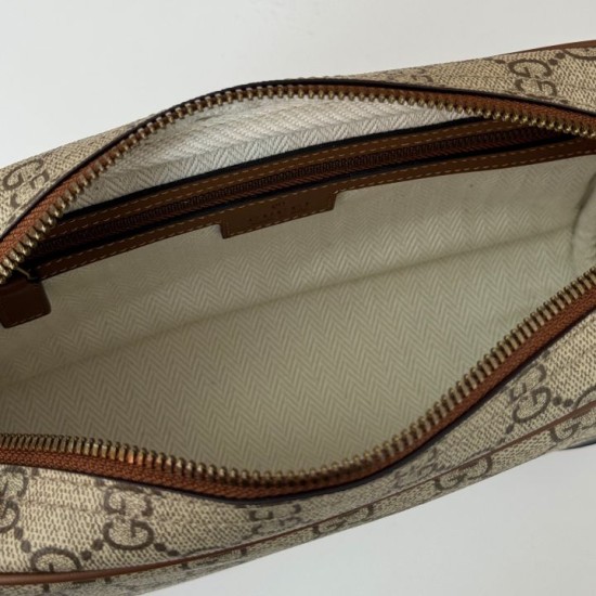 Replica Gucci 821155 GG Emblem piccola borsa a tracolla Marrone Riproduzione Fedele Gucci 821155 GG Emblem piccola borsa a tracolla Marrone imitazioni