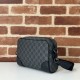 Replica Gucci 821155 GG Emblem piccola borsa a tracolla Nero Riproduzione Fedele Gucci 821155 GG Emblem piccola borsa a tracolla Nero imitazioni