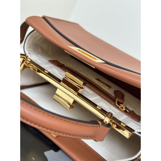 Replica Borsa Fendi Mini Iconic Peekaboo Marrone Riproduzione Fedele Borsa Fendi Mini Iconic Peekaboo Marrone imitazioni