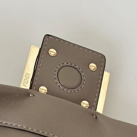 Replica Borsa baguette media Fendi Mamma Nappa grigio Riproduzione Fedele Borsa baguette media Fendi Mamma Nappa grigio imitazioni