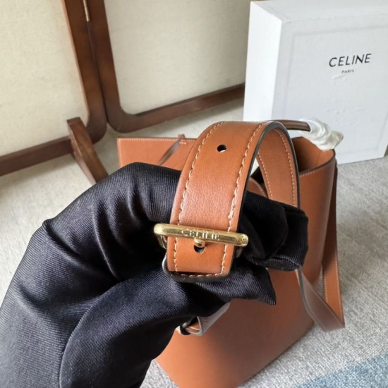 Replica Borse Alta Qualità a secchiello piccola/media Celine Louise Tan Pelle di vitello liscia Riproduzione Fedele Borse Replica Alta Qualità a secchiello piccola/media Celine Louise Tan Pelle di vitello liscia imitazioni