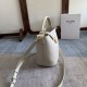 Replica Borsa a secchiello piccola/media Celine Louise Bianco Pelle di vitello liscia Riproduzione Fedele Borsa a secchiello piccola/media Celine Louise Bianco Pelle di vitello liscia imitazioni