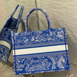 Replica Dior Book Tote Bag Media Ricamo Toile de Jouy Reverse Blu Riproduzione Fedele Dior Book Tote Bag Media Ricamo Toile de Jouy Reverse Blu imitazioni