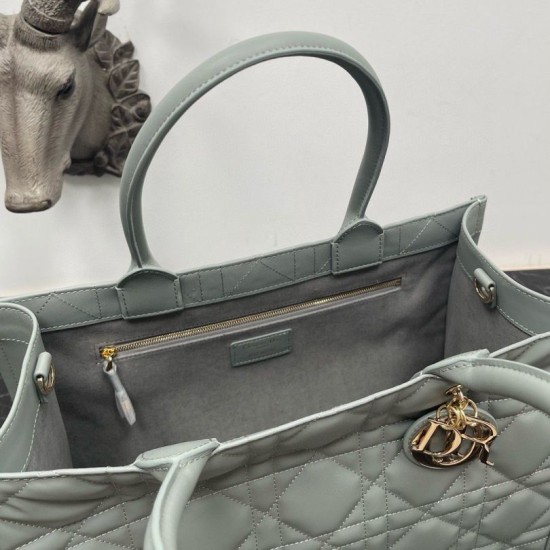 Replica Dior Book Tote Bag Media con Tracolla Macrocannage Grigio Riproduzione Fedele Dior Book Tote Bag Media con Tracolla Macrocannage Grigio imitazioni