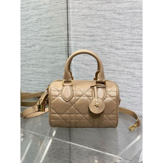 Replica Borsa Dior Groove 20 Macrocannage Marrone Riproduzione Fedele Borsa Dior Groove 20 Macrocannage Marrone imitazioni