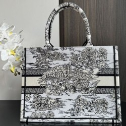 Replica Dior Medium Dior Book Tote Bag Ricamo Toile de Jouy Motivo Scozia Bianco/Nero Riproduzione Fedele Dior Medium Dior Book Tote Bag Ricamo Toile de Jouy Motivo Scozia Bianco/Nero imitazioni