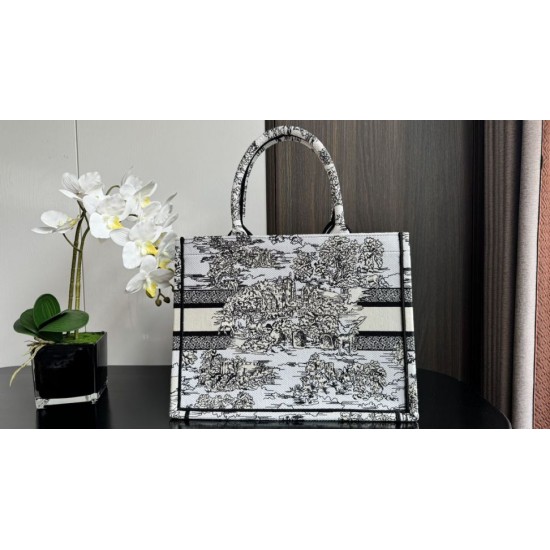 Replica Dior Medium Dior Book Tote Bag Ricamo Toile de Jouy Motivo Scozia Bianco/Nero Riproduzione Fedele Dior Medium Dior Book Tote Bag Ricamo Toile de Jouy Motivo Scozia Bianco/Nero imitazioni