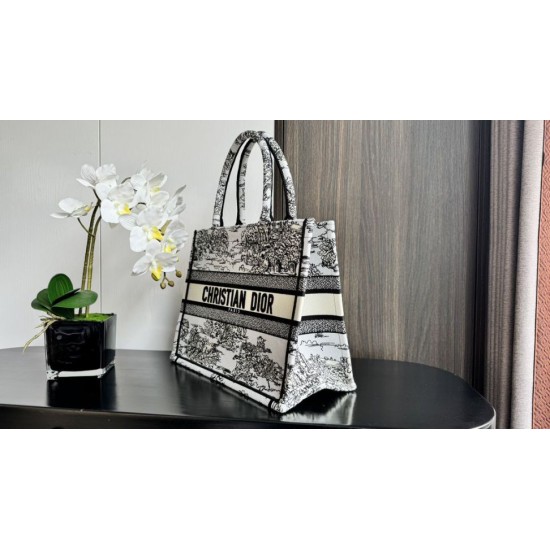 Replica Dior Medium Dior Book Tote Bag Ricamo Toile de Jouy Motivo Scozia Bianco/Nero Riproduzione Fedele Dior Medium Dior Book Tote Bag Ricamo Toile de Jouy Motivo Scozia Bianco/Nero imitazioni