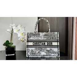 Dior Medium Dior Book Tote Bag Ricamo Toile de Jouy Motivo Scozia Bianco/Nero
