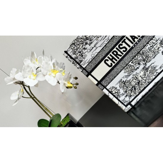 Replica Dior Medium Dior Book Tote Bag Ricamo Toile de Jouy Motivo Scozia Bianco/Nero Riproduzione Fedele Dior Medium Dior Book Tote Bag Ricamo Toile de Jouy Motivo Scozia Bianco/Nero imitazioni