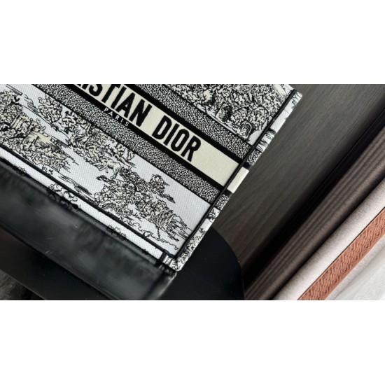 Replica Dior Medium Dior Book Tote Bag Ricamo Toile de Jouy Motivo Scozia Bianco/Nero Riproduzione Fedele Dior Medium Dior Book Tote Bag Ricamo Toile de Jouy Motivo Scozia Bianco/Nero imitazioni