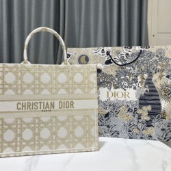 Replica Dior Medium/Large Book Tote Bag Ricamo rattan oversize Bianco/Oro Riproduzione Fedele Dior Medium/Large Book Tote Bag Ricamo rattan oversize Bianco/Oro imitazioni