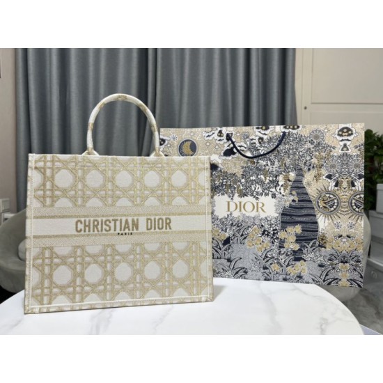 Replica Dior Medium/Large Book Tote Bag Ricamo rattan oversize Bianco/Oro Riproduzione Fedele Dior Medium/Large Book Tote Bag Ricamo rattan oversize Bianco/Oro imitazioni