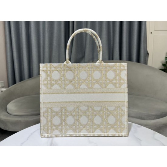 Replica Dior Medium/Large Book Tote Bag Ricamo rattan oversize Bianco/Oro Riproduzione Fedele Dior Medium/Large Book Tote Bag Ricamo rattan oversize Bianco/Oro imitazioni