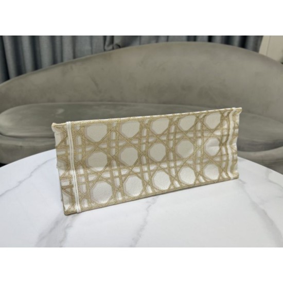 Replica Dior Medium/Large Book Tote Bag Ricamo rattan oversize Bianco/Oro Riproduzione Fedele Dior Medium/Large Book Tote Bag Ricamo rattan oversize Bianco/Oro imitazioni