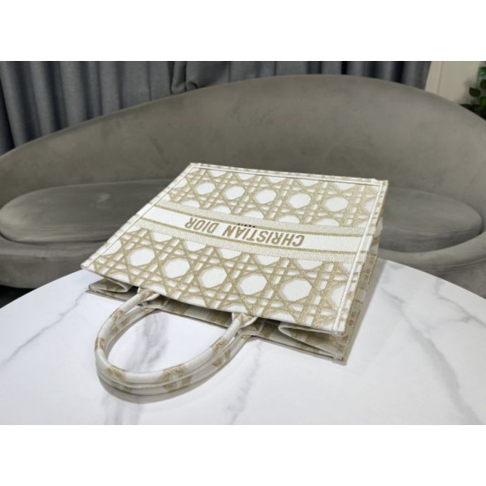 Replica Dior Medium/Large Book Tote Bag Ricamo rattan oversize Bianco/Oro Riproduzione Fedele Dior Medium/Large Book Tote Bag Ricamo rattan oversize Bianco/Oro imitazioni