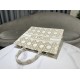 Replica Dior Medium/Large Book Tote Bag Ricamo rattan oversize Bianco/Oro Riproduzione Fedele Dior Medium/Large Book Tote Bag Ricamo rattan oversize Bianco/Oro imitazioni