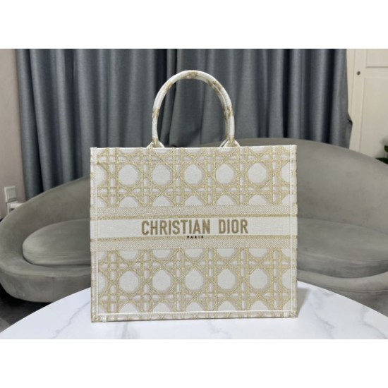 Replica Dior Medium/Large Book Tote Bag Ricamo rattan oversize Bianco/Oro Riproduzione Fedele Dior Medium/Large Book Tote Bag Ricamo rattan oversize Bianco/Oro imitazioni