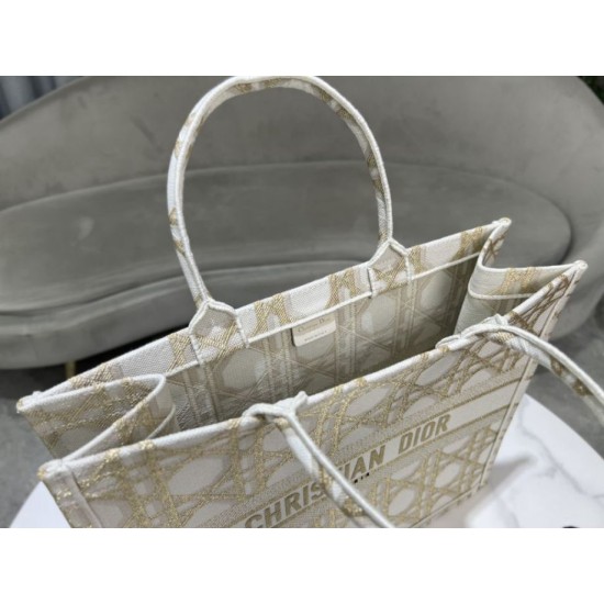 Replica Dior Medium/Large Book Tote Bag Ricamo rattan oversize Bianco/Oro Riproduzione Fedele Dior Medium/Large Book Tote Bag Ricamo rattan oversize Bianco/Oro imitazioni