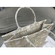 Replica Dior Medium/Large Book Tote Bag Ricamo rattan oversize Bianco/Oro Riproduzione Fedele Dior Medium/Large Book Tote Bag Ricamo rattan oversize Bianco/Oro imitazioni