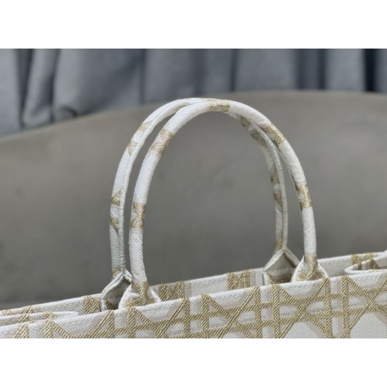 Replica Dior Medium/Large Book Tote Bag Ricamo rattan oversize Bianco/Oro Riproduzione Fedele Dior Medium/Large Book Tote Bag Ricamo rattan oversize Bianco/Oro imitazioni