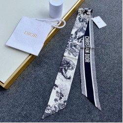 Dior Toile de Jouy Sauvage Mitzah Sciarpa Twill di Seta Blu Dior Toile de Jouy Sauvage Mitzah Sciarpa Twill di Seta Blu