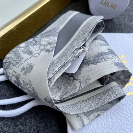 Replica Dior Toile de Jouy Sauvage Mitzah Sciarpa Twill di Seta Grigio Riproduzione Fedele Dior Toile de Jouy Sauvage Mitzah Sciarpa Twill di Seta Grigio imitazioni