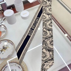 Replica Dettagli perfetti Dior Toile de Jouy Soleil Mitzah Sciarpa Twill di seta Beige Riproduzione Fedele Dettagli perfetti Dior Toile de Jouy Soleil Mitzah Sciarpa Twill di seta Beige imitazioni