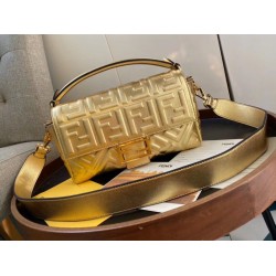 Borsa media Baguette Fendi con motivo FF Oro Borsa media Baguette Fendi con motivo FF Oro