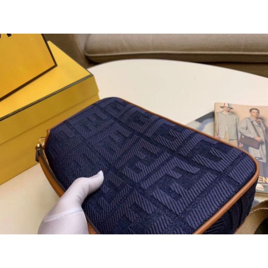 Replica Borsa 1:1 media Fendi Baguette blu denim Riproduzione Fedele Borsa Replica media Fendi Baguette blu denim imitazioni