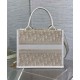 Replica Bora Pari Dior Book Tote piccola color crema Riproduzione Fedele Bora Pari replica Dior Book Tote piccola color crema imitazioni
