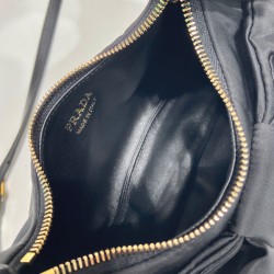Riproduzione Fedele Mini-bag in nylon/nappa Prada Re-Nylon con fiocco 1BC241 Nero imitazioni