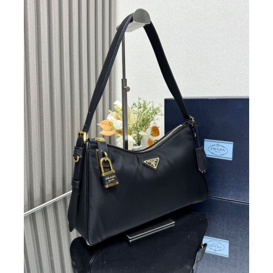 Replica Borsa a tracolla grande Prada Aimee Re-Nylon con lucchetto 1BC232 Nero Riproduzione Fedele Borsa a tracolla grande Prada Aimee Re-Nylon con lucchetto 1BC232 Nero imitazioni