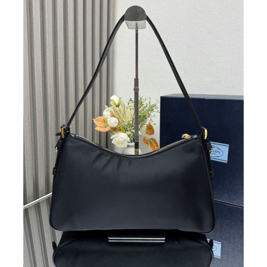 Replica Borsa a tracolla grande Prada Aimee Re-Nylon con lucchetto 1BC232 Nero Riproduzione Fedele Borsa a tracolla grande Prada Aimee Re-Nylon con lucchetto 1BC232 Nero imitazioni