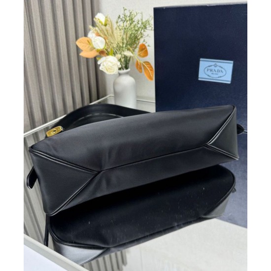 Replica Borsa a tracolla grande Prada Aimee Re-Nylon con lucchetto 1BC232 Nero Riproduzione Fedele Borsa a tracolla grande Prada Aimee Re-Nylon con lucchetto 1BC232 Nero imitazioni