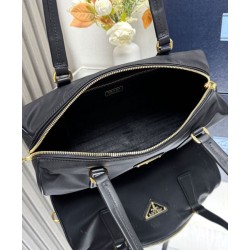 Borse media Prada Re-Nylon con manico superiore e lucchetto 1BB127 Nero Borse media Prada Re-Nylon con manico superiore e lucchetto 1BB127 Nero