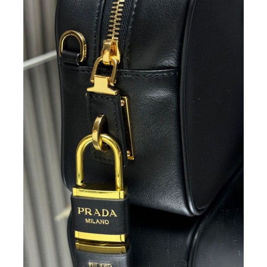 Replica Borsa piccola Prada Re-Nylon con manico superiore e lucchetto 1BB133 Nero Riproduzione Fedele Borsa piccola Prada Re-Nylon con manico superiore e lucchetto 1BB133 Nero imitazioni
