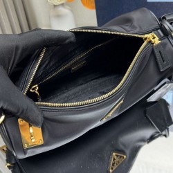 Replica Imitazione Borse a tracolla media Prada in Re-Nylon Con lucchetto 1BC233 Nero Riproduzione Fedele Imitazione Borse Replica a tracolla media Prada in Re-Nylon Con lucchetto 1BC233 Nero imitazioni