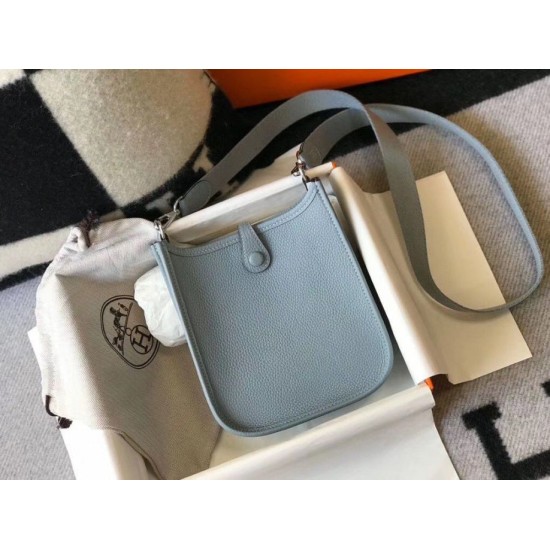 Replica Hermes Evelyne III TPM Mini Bag Blu Clemence Riproduzione Fedele Hermes Evelyne III TPM Mini Bag Blu Clemence imitazioni