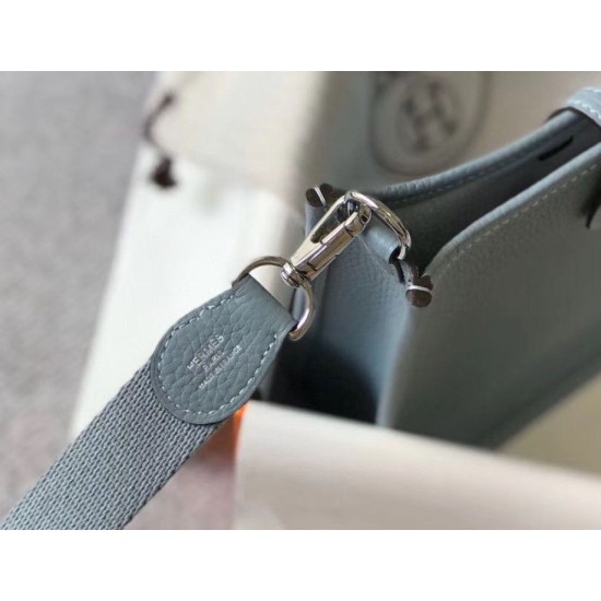 Replica Hermes Evelyne III TPM Mini Bag Blu Clemence Riproduzione Fedele Hermes Evelyne III TPM Mini Bag Blu Clemence imitazioni